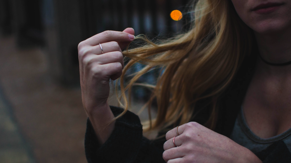 Qué es la alopecia difusa en la mujer 2 Mujer tocándose el pelo